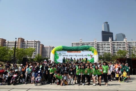 스타벅스 바리스타와 가족 400여명이 5월 6일 여의도 한강공원에서 소외 어린이 돕기 기금마련을 위한 걷기 마라톤에 앞서 완주 결의를 다짐하고 있다.