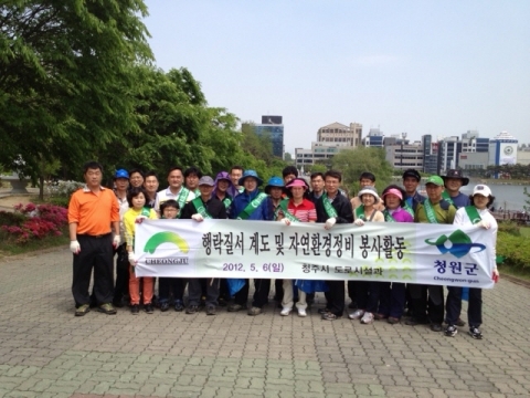 청주시 도로시설과 직원 30명은 6일 청원군 오창읍 호수공원 주변에서 자연환경 정비를 실시하였다.