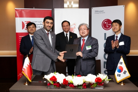 김대훈 LG CNS 사장(앞줄 오른쪽)과 모하메드 알리 알까드(Mr. Mohammed Ali AlQaed) 전자정부청장(앞줄 왼쪽)이 바레인 전자정부청 BLIS(법인 등록 및 인허가 시스템) 사업 계약을 체결하고 기념촬영을 했다. 뒷줄 오른쪽부터 조준호 LG사장, 핫산  파크루(Dr. Hassan Fakroo) 통상산업부 장관, 백상엽 LG CNS 전략/마케팅본부장)
