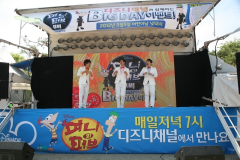 디즈니채널은 지난 5일 어린이날, &lt;피니와 퍼브&gt; 오리지널 무비 한국 TV 첫 개봉 기념 행사를 약 30,000명의 어린이 방문객과 함께 과천 서울 대공원에서 성황리에 개최했다.