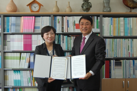 시립도봉노인종합복지관과 한국마사회 창동 KRA Plaza는 노인복지 발전을 위한 업무협약을 체결하였다.