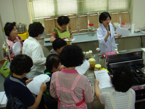 군산대학교 생활과학교실사업단이 군산지역에 거주하는 50세 이상 중장년층을 대상으로 &#039;스마트쿠킹 과학교실 및 운동의학교실&#039; 무료 수강생을 모집하고 있다.