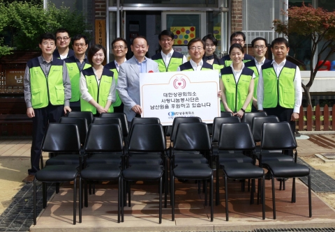 사랑나눔 봉사활동 : 이동근 대한상공회의소 상근부회장(앞줄 오른쪽 세번째)과 신입직원들이 남산원에 학생용 의자를 기증한 후 기념촬영을 하고 있다.