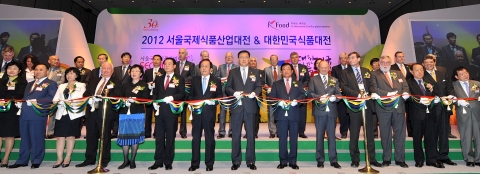 개막식 테이프컷팅. 왼쪽에서 다섯번째부터 한식재단 양일선 이사장, 한국농수산식품유통공사 김재수 사장, 농림수산식품부 서규용 장관, 지식경제부 홍석우 장관, KOTRA 오영호 사장, 폴란드 농수산부 장관 마렉 스비츠키 장관, Allworld Exhibitions 브랜든 켈리 회장.