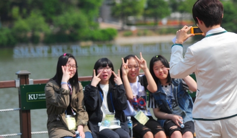 건국대를 방문한 홍천과 부여 지역 고교 1학년 학생 80명은 건국대 학생 홍보대사들의 안내로 캠퍼스를 견학하고 학과 및 전공소개, 진학관련 강의, 대학생 선배와의 대화 등을 통해 대학생활을 체험했다.