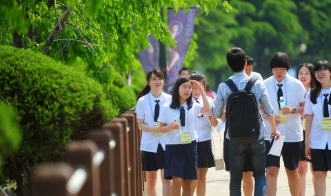 건국대를 방문한 홍천과 부여 지역 고교 1학년 학생 80명은 건국대 학생 홍보대사들의 안내로 캠퍼스를 견학하고 학과 및 전공소개, 진학관련 강의, 대학생 선배와의 대화 등을 통해 대학생활을 체험했다.