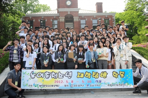 건국대를 방문한 홍천과 부여 지역 고교 1학년 학생 80명은 건국대 학생 홍보대사들의 안내로 캠퍼스를 견학하고 학과 및 전공소개, 진학관련 강의, 대학생 선배와의 대화 등을 통해 대학생활을 체험했다.