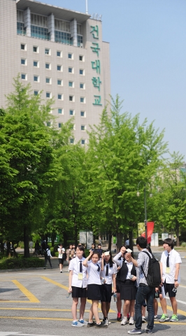 건국대를 방문한 홍천과 부여 지역 고교 1학년 학생 80명은 건국대 학생 홍보대사들의 안내로 캠퍼스를 견학하고 학과 및 전공소개, 진학관련 강의, 대학생 선배와의 대화 등을 통해 대학생활을 체험했다.