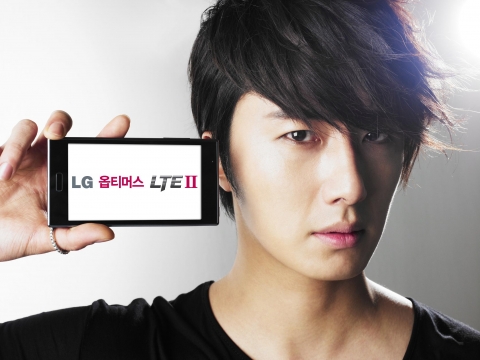 LG전자가 전략 LTE 스마트폰 ‘옵티머스 LTE2’ 광고모델로 배우 정일우씨를 영입했다. LG전자는 정일우씨가 데뷔 이후 여러 장르의 다양한 캐릭터를 완벽하게 소화해 내는 ‘강력하고 거침없는’ 연기력이 ‘옵티머스 LTE2’의 이미지와 잘 맞는다고 설명했다.