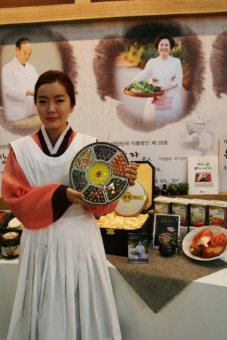 한성식품(대표이사 김순자, www.hskimchi.co.kr)이 9일, 경기 고양시 킨텍스에서 개최하는 ‘2012 대한민국식품대전(KFS2012)’에 참가해 호응을 얻고 있다.