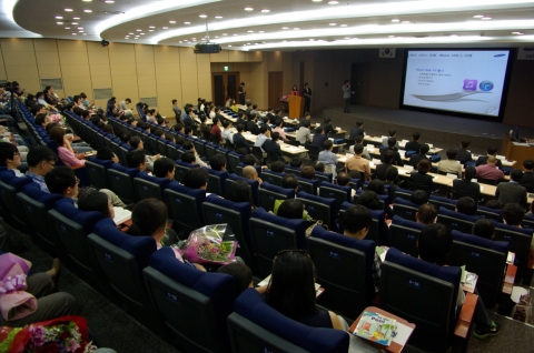 5월 8일, 9일 이틀간 삼성전자 디지털 시티에서 소프트웨어 개발 문화 확산과 경쟁력 강화를 위해 &#039;2012 삼성전자 소프트웨어 컨퍼런스&#039;를 개최, 임직원들이 발표 내용을 경청하고 있다.