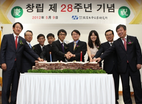 왼쪽 첫번째 녹십자 이병건 사장, 두번째 녹십자홀딩스 박용태 부회장, 여섯번째 목암생명공학연구소 허일섭 이사장(녹십자 회장), 여덟번째 녹십자 조순태 사장, 아홉번째 목암생명공학연구소 윤엽 소장