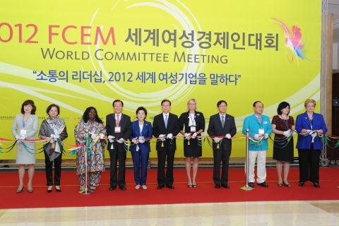 중기청이 ‘2012 FCEM세계여성경제인대회’를 여수에서 개최했다. 왼쪽부터 Yukako 일본여성혁식네트워크 이사장, Lu Chin-Mei 대만여성경제인협회장, Foning 전 세계여성경제인협회장, 박준영 전남도지사, 전수혜 한국여성경제인협회장, 김황식 국무총리, Laura Frati Gucci 세계여성경제인협회장, 송종호 중소기업청장, 김충석 여수시장, Gulnora 우즈베키스탄 여성경제인협회위원장, Abruzzi 호주세계여성상공연합회설립자.