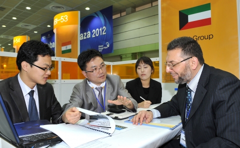 KOTRA가 개최한 ‘Global Energy Plaza 2012’에서 상담 중인 우리기업과 바이어들.