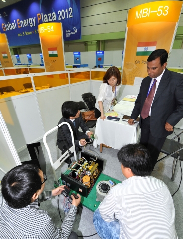 KOTRA가 개최한 ‘Global Energy Plaza 2012’에서 상담 중인 우리기업과 바이어들.