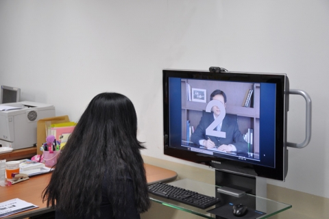 웹캠을 이용해 자신의 면접 영상을 촬영해 다양한 컨설팅을 받을 수 있다.