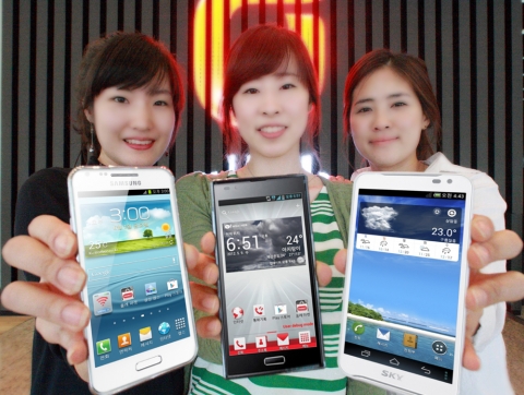 KT가 LTE WARP 84개시 전국망 서비스 개시에 이어 고객들이 다양한 선택을 할 수 있도록 5월 중 최신 하드웨어 사양의 LTE 스마트폰 3종을 선보여 단말 라인업을 확대한다. 사진은 왼쪽부터 삼성전자의 신규 스마트폰(SHV-E170K), LG전자 ‘옵티머스 LTE Ⅱ’(LG-F160K), 팬택의 ‘베가레이서2’(IM-A830K) 단말 모습.