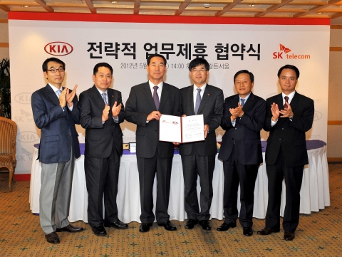 왼쪽부터 SK텔레콤 제휴사업본부장 이성영, SK텔레콤 기업사업1본부장 신창석기아차 대표이사 사장 이삼웅, SK텔레콤 사업총괄 배준동, 기아차 국내영업본부장 김창식, 기아차 판매사업부장 김훈호
