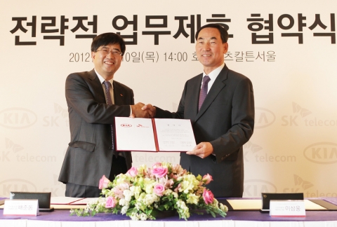 SK텔레콤 배준동 사업총괄(사진 왼쪽)과 기아자동차 이삼웅 사장(사진 오른쪽)이 'SK텔레콤과 기아자동차의 전략적 업무제휴 협약(MOU)' 체결 후 악수 하는 모습