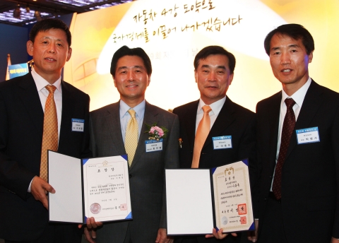 11일 제 9회 자동차의 날 행사에서 한국지엠 임직원 4명이 한국 자동차 산업 발전에 공로를 인정받아 대통령 표창과 지식경제부장관 표창을 각각 수상했다. 사진은 한국지엠 대외정책본부 최인범 상임고문과 한국지엠 수상 임직원이 수상 후 기념촬영을 하고 있는 모습(왼쪽부터 한국지엠 해외영업본부 이세종 부장, 대외정책본부 최인범 상임고문, 기술연구소 이용주 상무, 생산기술연구소 박병서 부장)