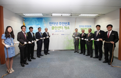 방통위가 11일 ‘인터넷 주민번호 클린센터’ 개소식을 가졌다. 좌측에 방소진 KISA 연구원, 최성진 한국인터넷기업협회 사무국장, 신용태 한국인터넷윤리학회 부회장, 임종인 개인정보보호위원회 위원, 서종렬 한국인터넷진흥원 원장. 우측에 박재문 방송통신위원회 네트워크정책국장, 이광모 서울신용평가정보 대표, 이장훈 나이스신용평가정보 대표, 김상득 코리아크레딧뷰로 대표, 안성수 KISA 주민번호전환지원팀장.