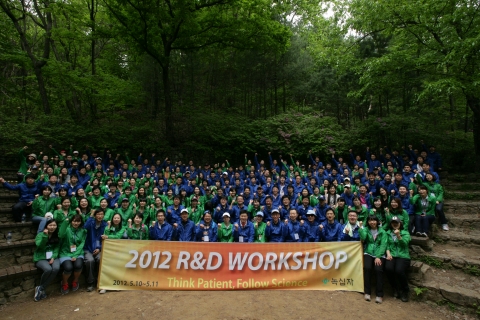 녹십자 R&D 부문 임직원이 두릉산에서 파이팅을 외치고 있다.