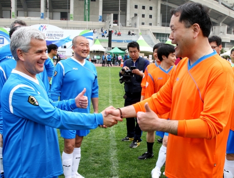 12일 인천 문학 보조경기장에서 ‘한국지엠 가족 대동 한마당’ 행사를 통해 임직원 및 가족들을 격려하고, 격의 없는 소통으로 상생의 노사관계를 구축함은 물론, 한 팀으로서 회사 발전을 위한 결속의 시간을 가졌다. 사진은 한국지엠 세르지오 호샤 사장과 노동조합 민기 지부장이 막걸리를 주고 받으며 담소하고 있는 장면.