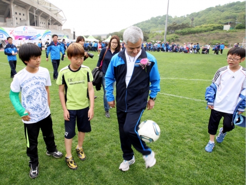 한국지엠 세르지오 호샤 사장이 행사에 참가한 직원 가족의 어린이들과 함께 축구를 함께 하며 즐거운 시간을 보내는 장면