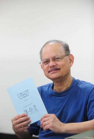 건국대 상경대학 국제무역학과 레데스마 (Rodolfo G. Ledesma, 59, 사진) 교수가 풍자 만화 ‘강아지의 미국생활 가이드’(Dog's Guide to Making It in America)를 발간했다. 레데스마 교수가 만화책을 소개하고 있다.