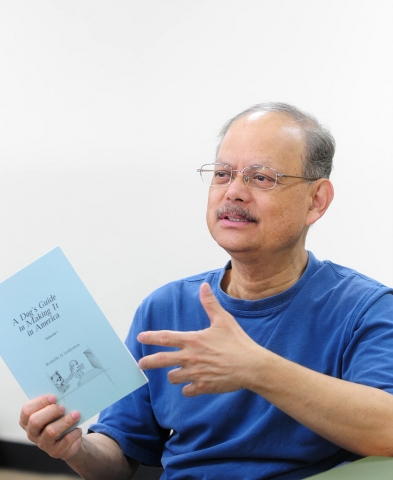 건국대 상경대학 국제무역학과 레데스마 (Rodolfo G. Ledesma, 59, 사진) 교수가 풍자 만화 ‘강아지의 미국생활 가이드’(Dog's Guide to Making It in America)를 발간했다. 레데스마 교수가 만화책을 소개하고 있다.
