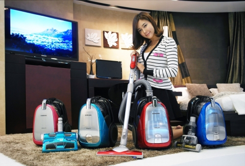 삼성전자가 다양한 브러쉬로 맞춤형 청소를 할 수 있는 신제품 진공 청소기를 선보였다. 사진은 논현동 삼성 솔루션전시장에서 삼성전자 모델이 신제품 진공 청소기를 소개하는 모습.