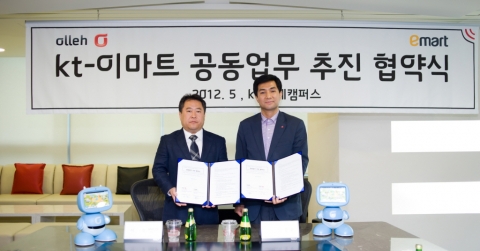 KT와 이마트는 가정의 달을 맞이하여 부모와 아이들이 함께 수강하는 ‘스마트 홈스쿨링’ 강좌 개설을 위해 14일 kt올레캠퍼스에서 업무협약을 체결했다. 사진은 KT 스마트홈 담당 이경 상무(왼쪽)와 이마트 고객서비스운영담당 이성순 상무(오른쪽)가 업무 협약을 체결하고 있는 모습