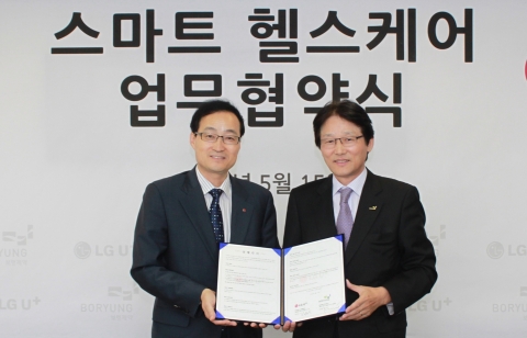 LG유플러스와 보령제약이 양사가 보유한 ICT 및 제약, 의료기기 역량을 바탕으로 개인맞춤 융합형 스마트 헬스케어 사업화를 공동으로 추진한다. 사진은 15일 LG유플러스 노세용 C&D단장(左)과 보령제약 김광호 대표(右)가 서울시 종로구 보령제약 본사 사옥에서 스마트 헬스케어 사업 조인식을 갖고 악수하는 모습.