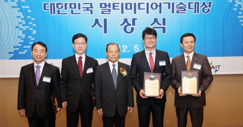 15일 방통위가 주최한 ‘제19회 대한민국 멀티미디어 기술대상’에서 더존비즈온의 Smart TaxOS가 방송통신위원장상을 수상해 이중현 부사장(사진 오른쪽 첫 번째)이 상패를 전달받았다.