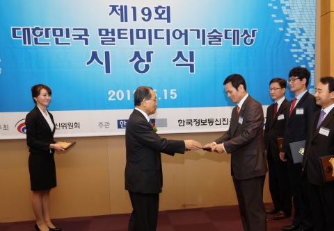 15일 방통위가 주최한 ‘제19회 대한민국 멀티미디어 기술대상’에서 더존비즈온의 Smart TaxOS가 방송통신위원장상을 수상해, 이계철 방송통신위원장(사진 왼쪽)이 더존비즈온 이중현 부사장(사진 오른쪽)에게 상패를 전달했다.