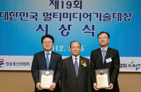LG전자 3D OLED TV가 15일부터 18일까지 서울 삼성동 코엑스(COEX)에서 열리는 국내 최대 IT 전시회 '월드 IT 쇼(World IT Show: WIS) 2012'에서 대한민국 멀티미디어 기술대상 대통령상을 수상하며 첨단 기술력을 공인 받았다. LG전자 CTO 안승권 사장, 이계철 방송통신위원장, 이동훈 에스칩스 대표가 기념촬영을 하고 있다.
