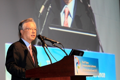 KT 이석채 회장은 15일 코엑스(COEX)에서 개최한 국제방송통신컨퍼런스 기조연설에서 "글로벌 네트워크와 가상재화(Virtual goods)로 대표되는 스마트 컨버전스 시대가 도래하며 네트워크의 중요성이 점차 부각되고 있다"면서 "폭증하는 데이터를 감당할 네트워크 구축을 준비해야하며 이를 위해 모두가 공동으로 대처하는 패러다임 변화가 필요하다"고 강조했다.