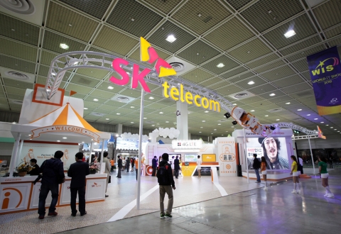 SK텔레콤이 5월 15일 개막한 WIS2012에서 차세대 LTE 기술을 비롯해 ICT기술을 기반으로한 다양한 혁신기술을 선보이는 전시관을 개관하였다.