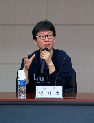 충남발전연구원(원장 박진도)은 15일 연구원에서 <엄기호> 작가 초청 특강을 가졌다.(특강중인 엄기호 작가 모습)