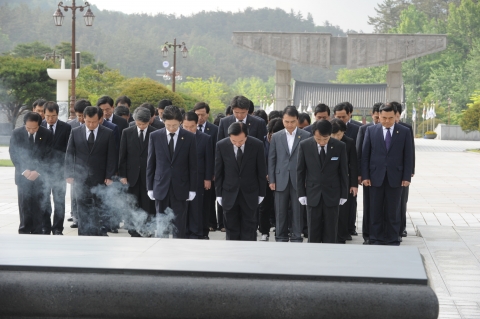 강운태 광주시장과 윤봉근 시의회 의장은 15일 오전8시 시 간부, 시의회 의원, 구청장, 구의회 의원, 공사·공단 및 출자·출연기관장 등 100여명과 함께 국립5·18민주묘지를 합동으로 참배했다.