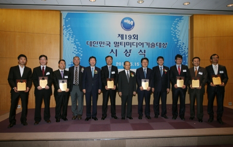 방통위가 제19회 대한민국 멀티미디어 기술대상 시상식을 개최했다. 좌측부터 문성빈 블루페퍼 대표, 노광호 프리닉스 대표, 윤수영 한국무역정보통신 대표, 윤석현 대한민국 멀티미디어기술대상 심사위원장, 김기웅 한국경제신문 사장, 이동훈 에스칩스 대표, 이계철 방송통신위원장, 안승권 LG전자 사장, 하성민 한국정보통신진흥협회 회장, 장치국 비글 대표, 이중현 더존비즈온 부사장, 윤석구 테르텐 대표