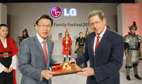환영 만찬에서 LG전자 HA사업본부 신문범 부사장이 초청 방문단의 대표 알란 허쉬(Allan Hirsch) ‘허쉬(Hirsch’s)’사 CEO에게 기념 선물을 전달하는 모습 (14일, 삼성동 그랜드 인터콘티넨탈 호텔)