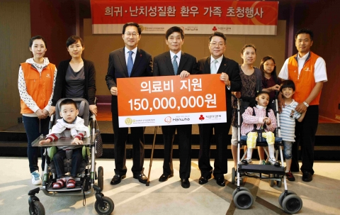 한화그룹(회장 김승연)은 5월 16일(수) 63빌딩에서 희귀난치성질환 환우 및 가족 초청행사를 진행하였다. 사회복지공동모금회와 함께 진행한 이날 행사에서 한화그룹은 한국희귀난치성질환연합회를 통해 환우들에게 의료비를 전달하고, 희망의 화분 만들기 및 63빌딩 관람행사를 가졌다. 장일형 한화그룹 사장, 신현민 한국희귀난치성질환연합회 회장, 김주현 사회복지공동모금회 사무총장(사진 가운데 오른쪽부터)이 의료비 전달식을 가진 후 환우 가족들과 함께 기념사진을 찍고 있다.