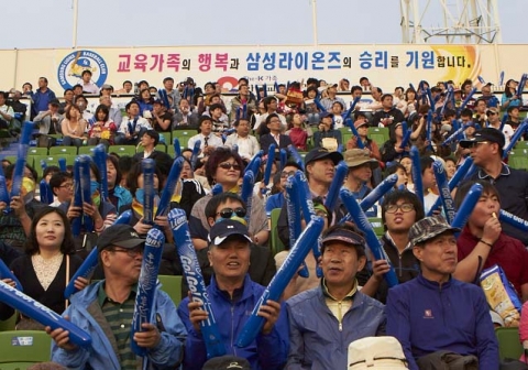 한국교직원공제회는 회원들의 사랑에 보답하고자 스승의 날인 5월 15일을 전후해 전국의 교직원 2,500명에게 프로야구 무료 관람 행사를 실시했다.