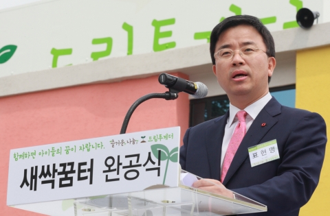 인사말을 하고 있는 KT 개인고객부문 표현명 사장