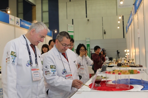 2012대전세계조리사대회의 첫 포문을 열었던 ‘한국국제음식박람회(IFK)’는 국내 최초 WACS 인증 국제급 요리대회로, 1일부터 5일까지 총 39개 종목에 890여개팀이 참가했다. 심사 장면
