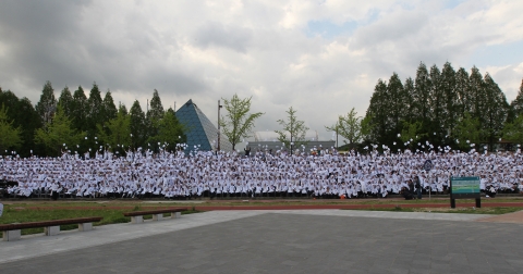 The special opening event for challenging to earn recognition of the Guinness Book, &#039;Gathering 2,012 chefs at one place,&#039; was recognized by the Guinness Book by gathering a total of 2,111 Korean and foreign chefs and honorary ambassadors who participated in the general assembly of the WACS and food contests