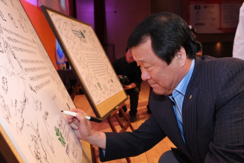 The 2012 WACS  Daejeon Congress Organizing Committee Chairman, Mayor Yum Hong-chul of Daejeon Metropolitan City is signing the declaration of Daejeon.