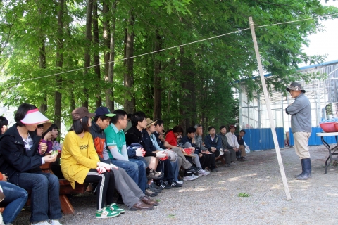 18일 충남발전연구원이 백제인동마을을 찾아 약초밭 제초작업 등 농촌봉사활동을 실시했다(마을 김인환 대표와의 대화 모습)