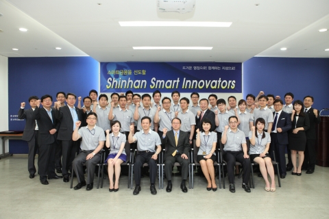 18일 서울 중구 태평로에 위치한 신한은행 본점 20층에서 신한금융지주 소재광 부사장(앞줄 가운데)이 금일 선발된 '신한 스마트 이노베이터스(SSI)'와 기념촬영을 하고 있다.